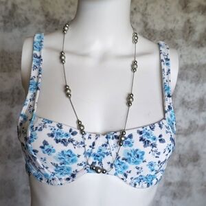 Beautiful Set of Jewelry, Necklace & Earrings Silver Tone.